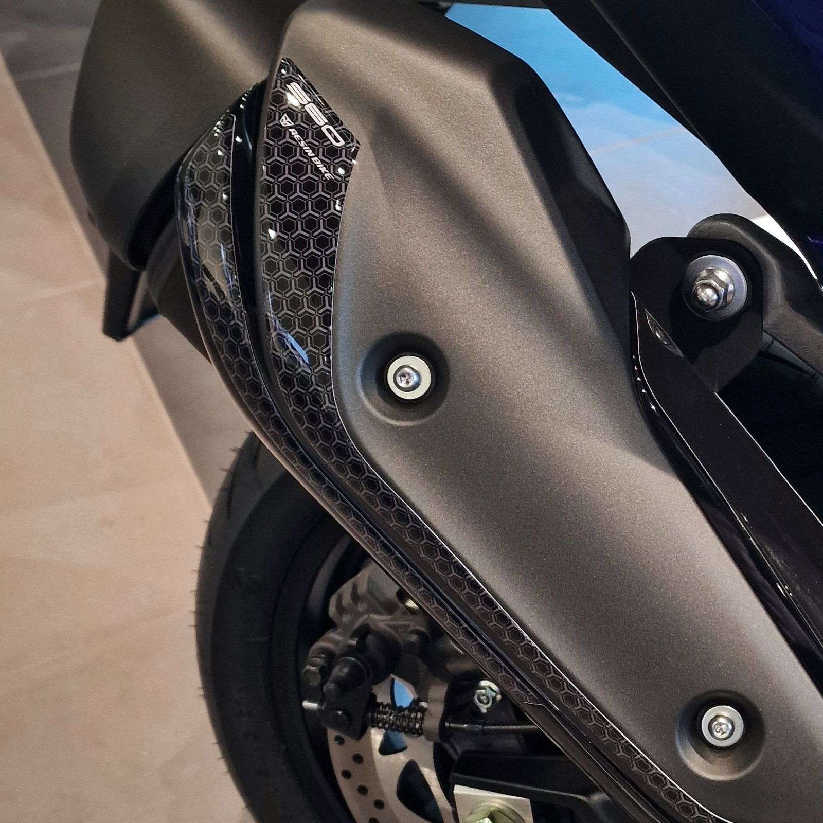 Adhesivos 3D compatibles con Yamaha TMax 560 2025-2026 Escape / Silenciador - Imagen 6