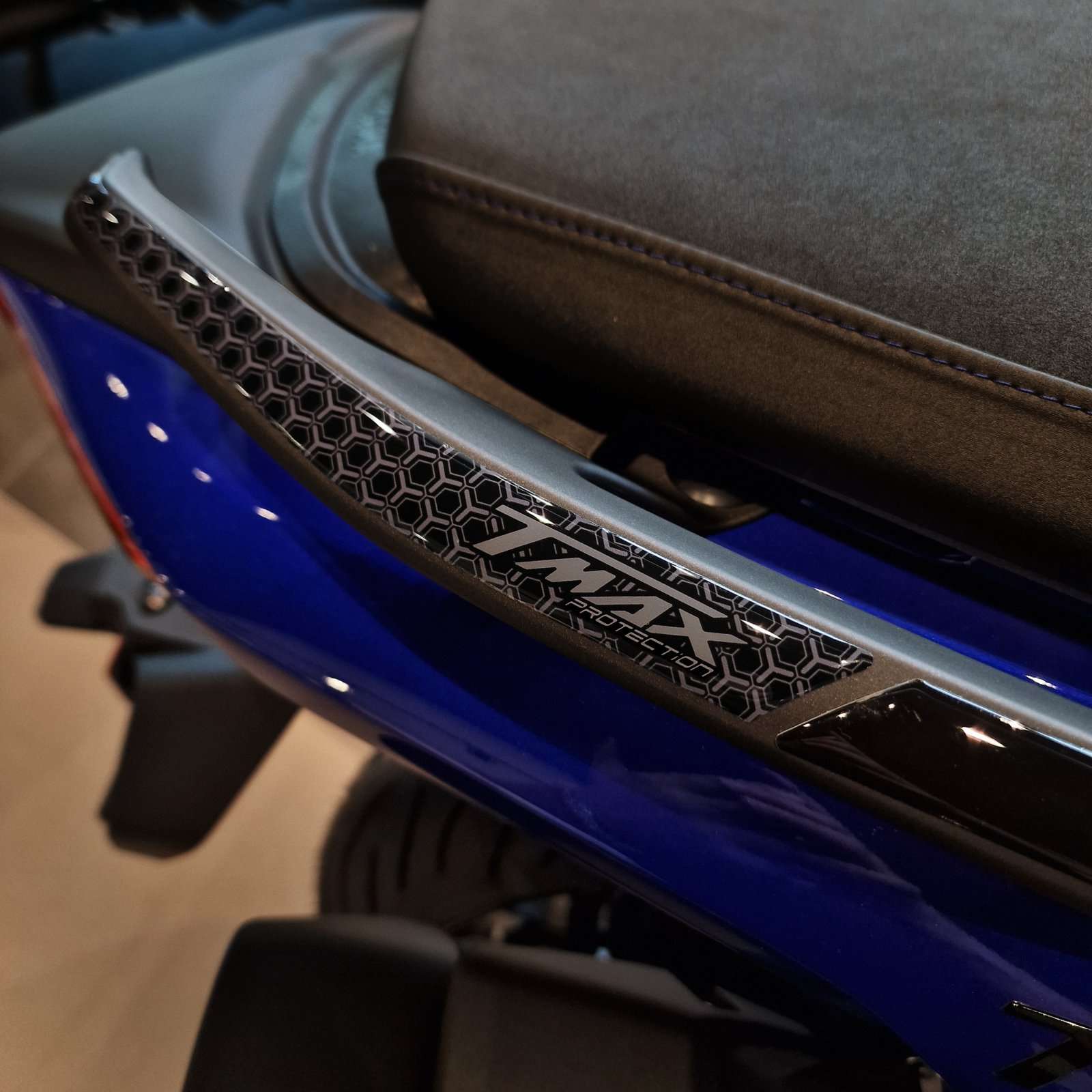 Autocollant Moto 3D compatibles avec Yamaha TMax 560 2025-2026 Poignées Passagers – Image 4