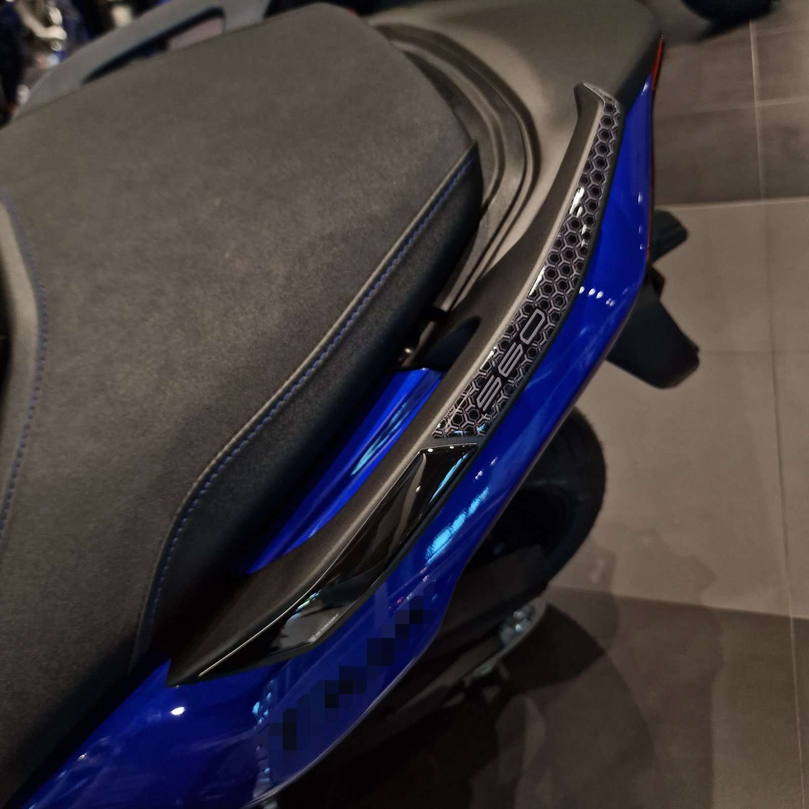 Autocollant Moto 3D compatibles avec Yamaha TMax 560 2025-2026 Poignées Passagers – Image 6