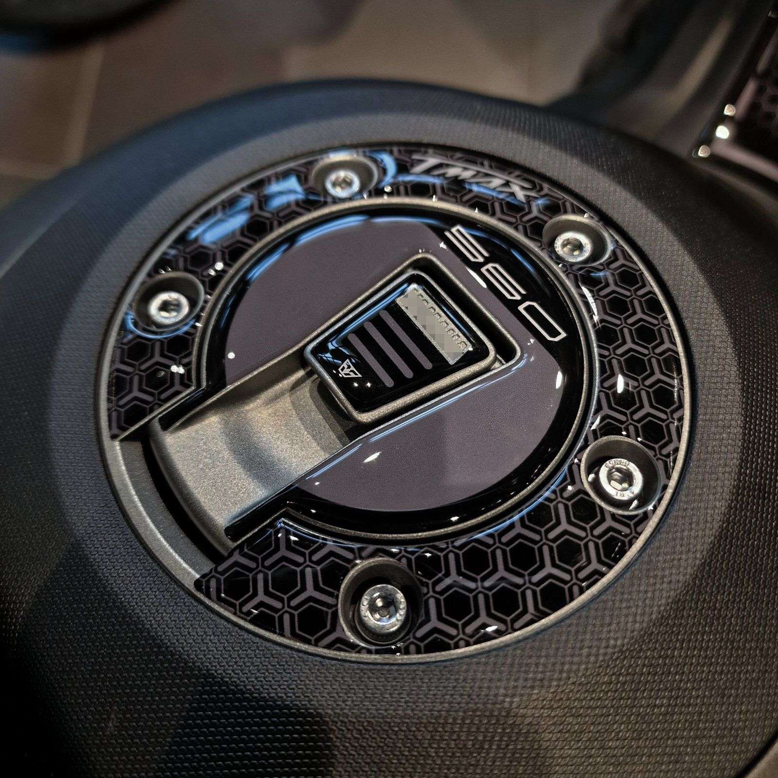 Pegatinas 3D Moto compatibles con Yamaha TMax 560 2025-2026 Tapon Deposito - Imagen 4